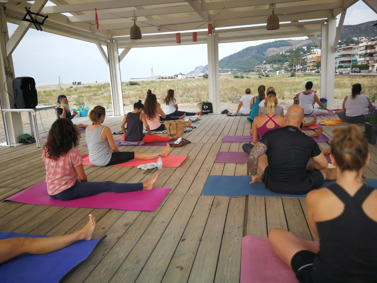 Yoga con Bachan Profesor de yoga y meditación en Castelldefels — yoga-studio en Can Roca, Castelldefels — 2