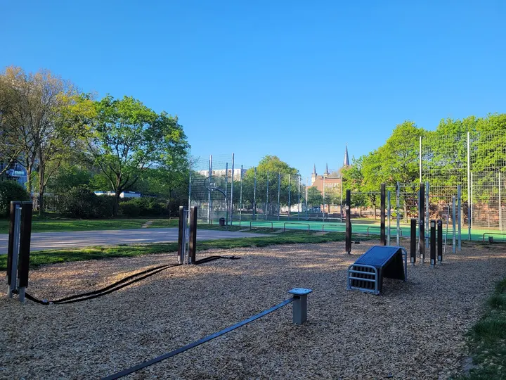 Outdoor Fitness Park — Fitnessstudio in Altstadt-Süd, Köln