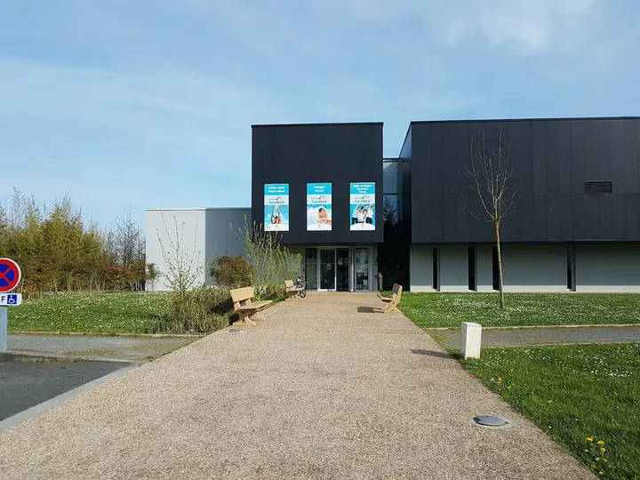 Piscine LES FONTAINES — studio à Doué-La-Fontaine — 3