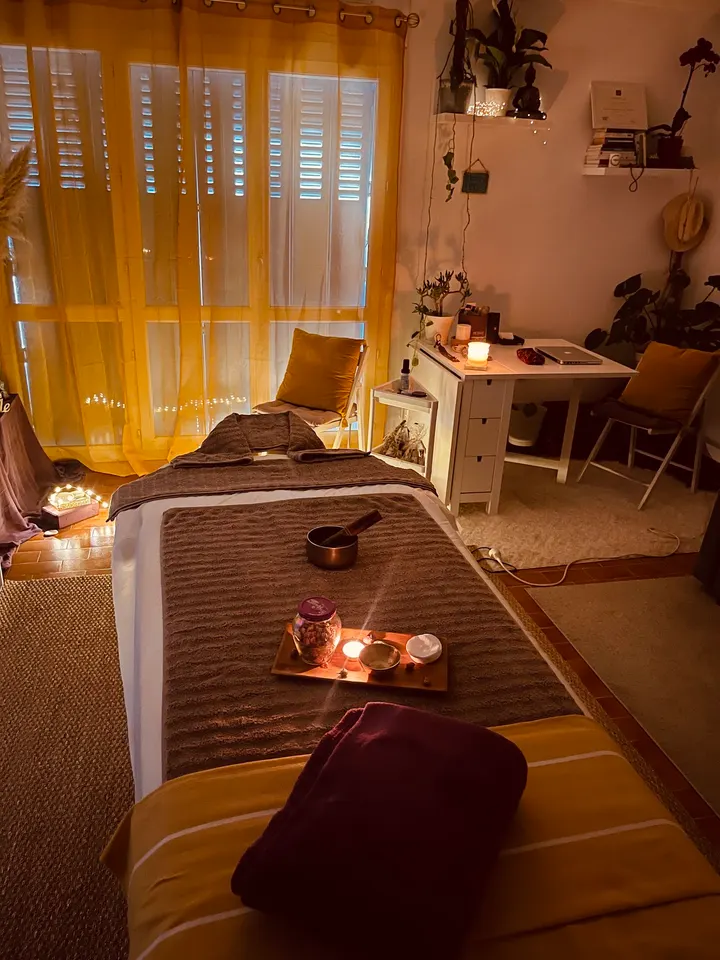 Caroline RAMOS - Sophrologue Aix-en-Provence, Yoga et Massages ayurvédiques — Yoga à Val Saint-André, Aix-en-Provence