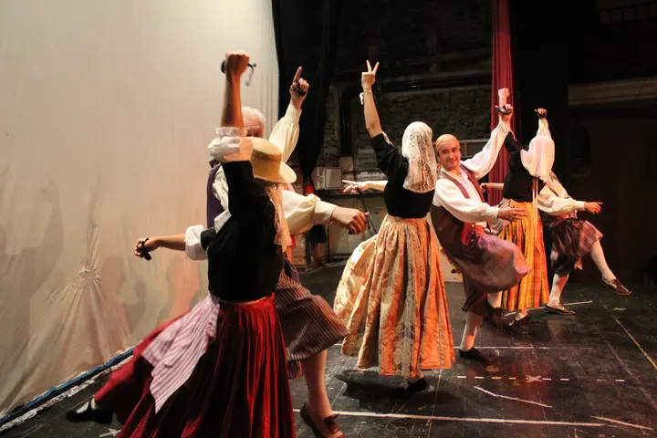 Grup Internacional De Danses Renaixenca De Barcelona — baile-studio en Sants-Montjuïc, Barcelona — 2