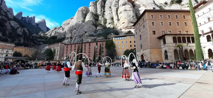 Grup Internacional De Danses Renaixenca De Barcelona — baile-studio en Barcelona — 3