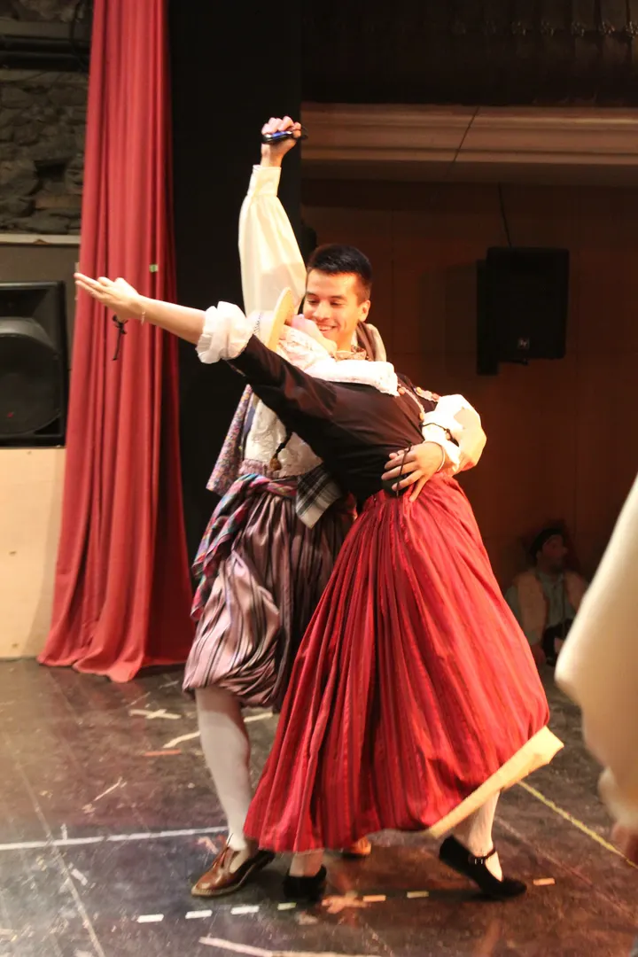 Grup Internacional De Danses Renaixenca De Barcelona — Baile en Sants-Montjuïc, Barcelona