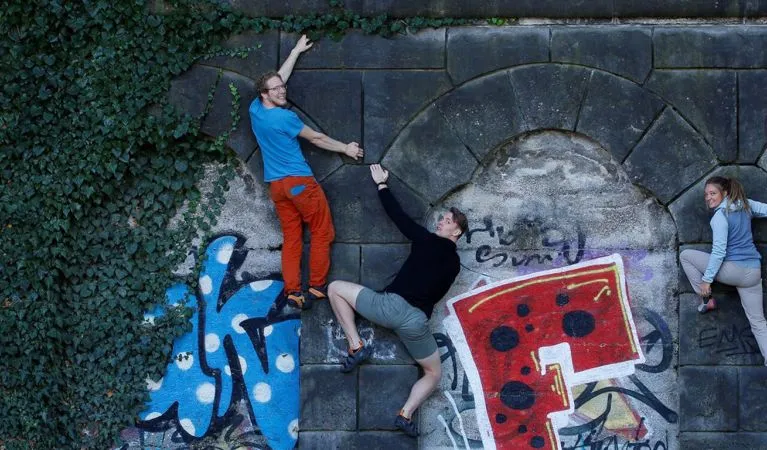 Riesige Rosi - öffentliche Boulderpassage — bouldering-studio i München — 2