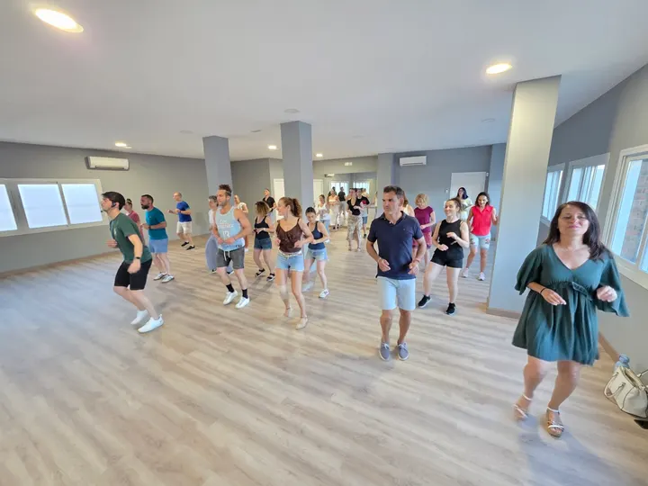 Disfruta Bailando Salsa y Bachata Desde Cero — baile-studio en Los Molinos, Getafe — 2