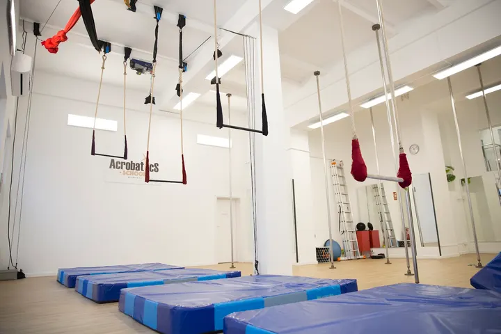 Acrobatics School by Xevi & Eli — aerial-studio en Barcelona — 3