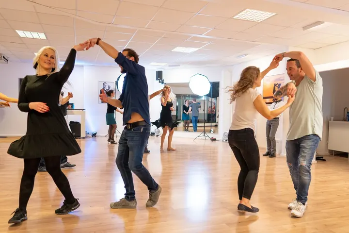 Salsa Tanzstudio Erlangen — Tanz in Stadtrandsiedlung, Erlangen