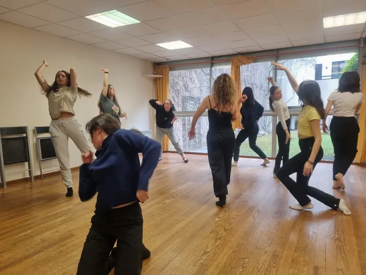 Cours de danse D'ARTSLOVO — Danse à Quartier Bords et Val de Seine / Les Arches, Issy-les-Moulineaux