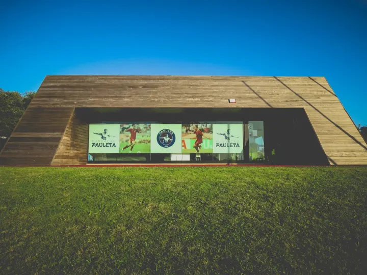 Fundação Pauleta — ginásio-studio em Rosto do Cão (São Roque), Ponta Delgada — 2
