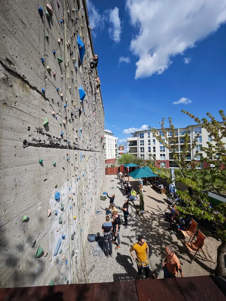 Kletterwand am Bunker - Sportklettern - Bouldern - Höhenklettern - Seilklettern — Bouldern in Kröpeliner-Tor-Vorstadt, Rostock