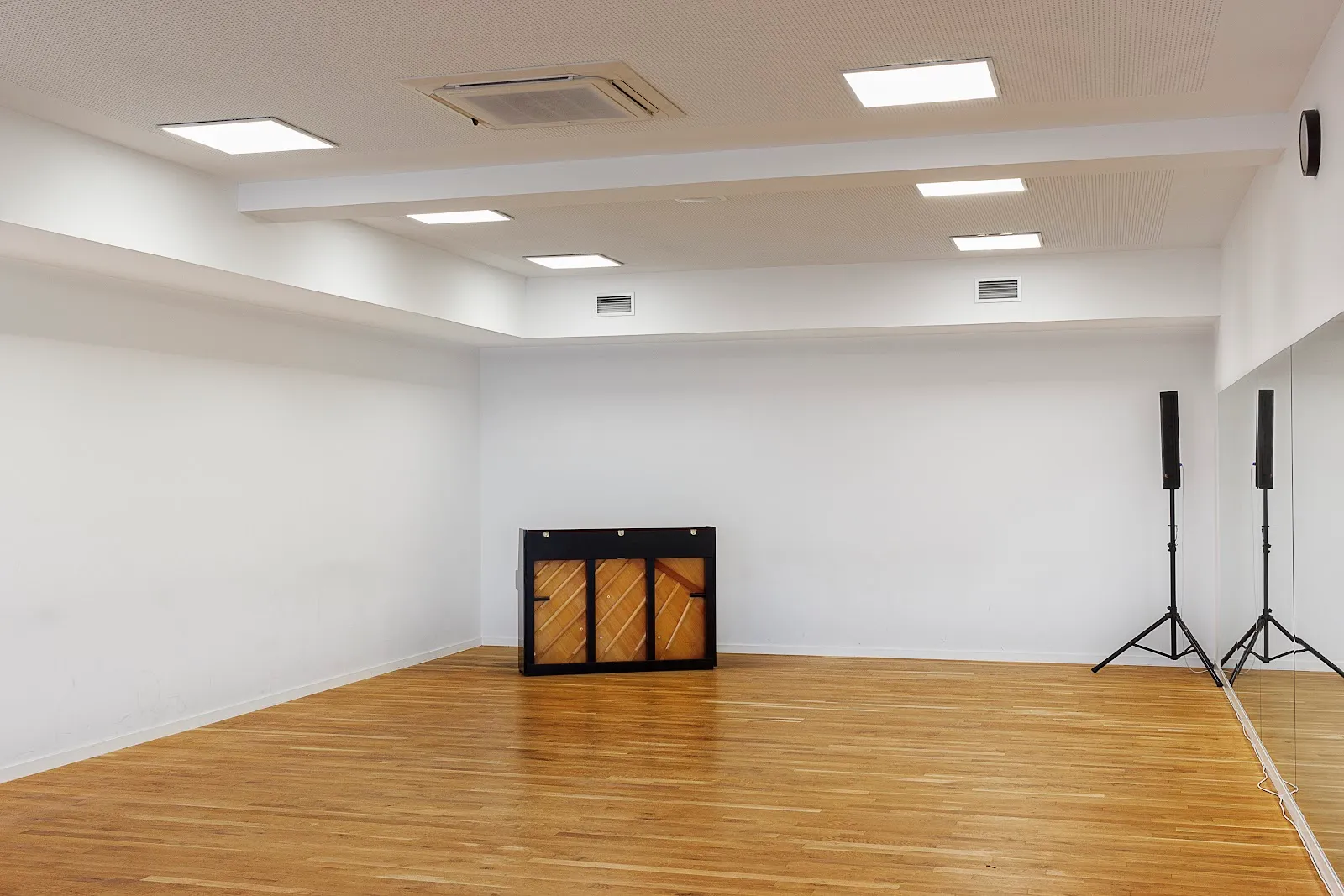 International Dance School · Escuela de Danza Internacional — baile-studio en Sant Joan d'Alacant — 2