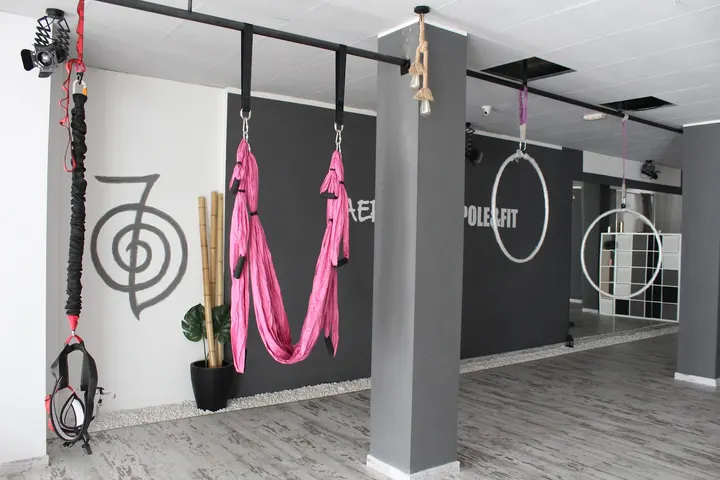 Aerial Kris Pole&fit — pole fitness-studio en MOLINS DE — 2