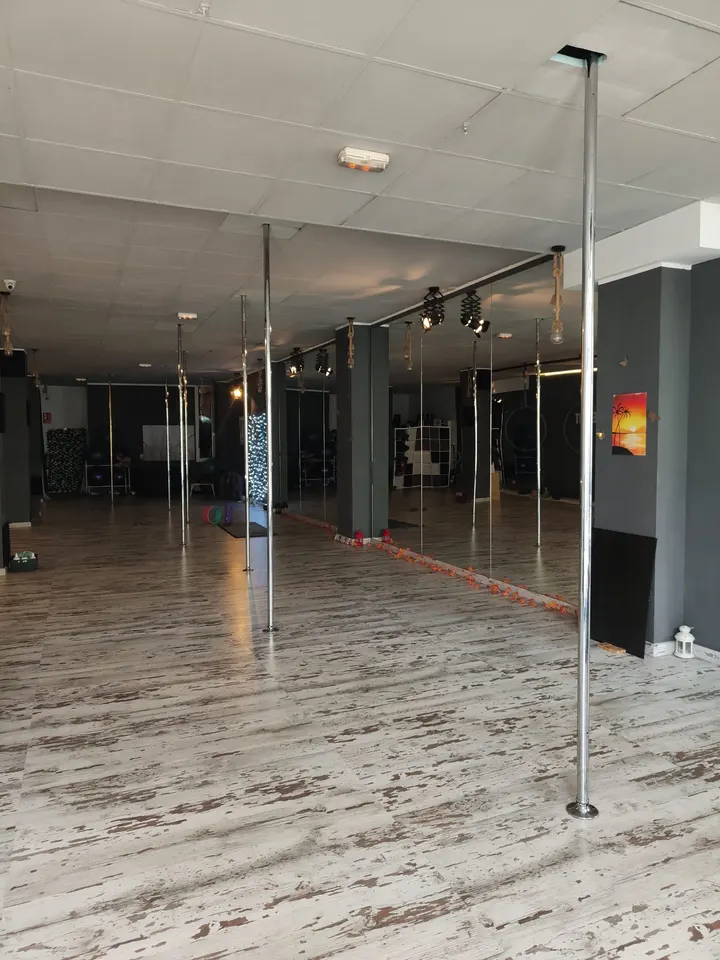 Aerial Kris Pole&fit — pole fitness-studio en MOLINS DE — 4