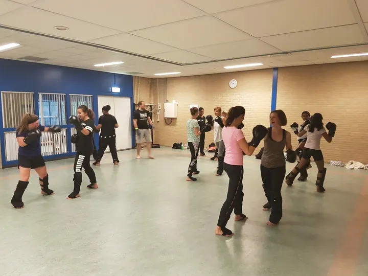 Kickboksen voor Vrouwen Leiden — Vechtsport in De Kooi, Leiden