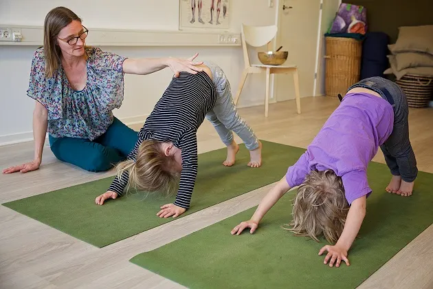 Yogabarnet v Trine Bloch — yoga-studio i Mikkelborg, Hørsholm — 2
