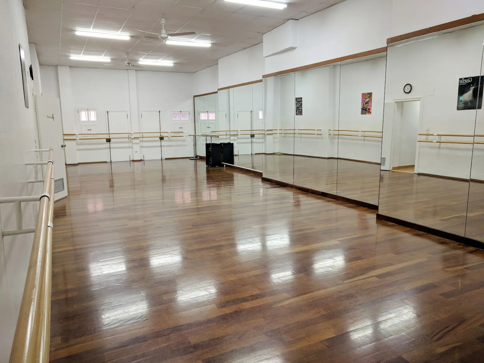 Centro de Danza Mari Cruz Alcalá — baile-studio en Mestalla, Valencia — 2