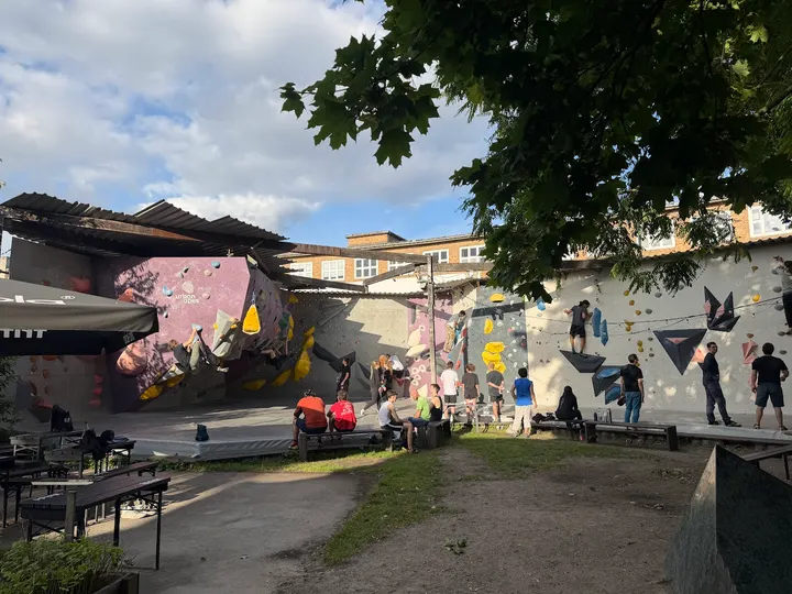 urban apes Bright site — Klettern in Schöneberg, Berlin
