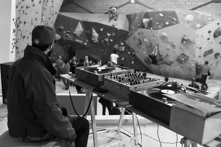 Boulder UP climbing café — escalada-studio en Roces Periurbano, Gijón — 3