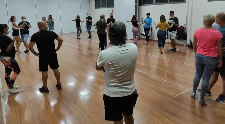 Academia De Baile Dairen - Bachata, Salsa, Kizomba, Tango & Fitness Fun! — baile-studio en Elche — 3