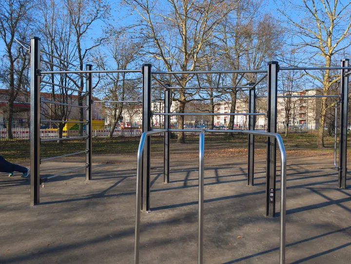 Calisthenics Adidas open air gym — fitnessstudio in Friedrichshain, Berlin — 3