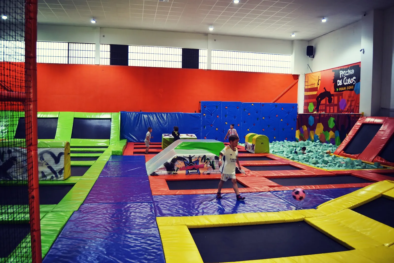 Jumping Warrior . Parque de trampolines de Córdoba — gimnasia-studio en Pedroches, Córdoba — 2