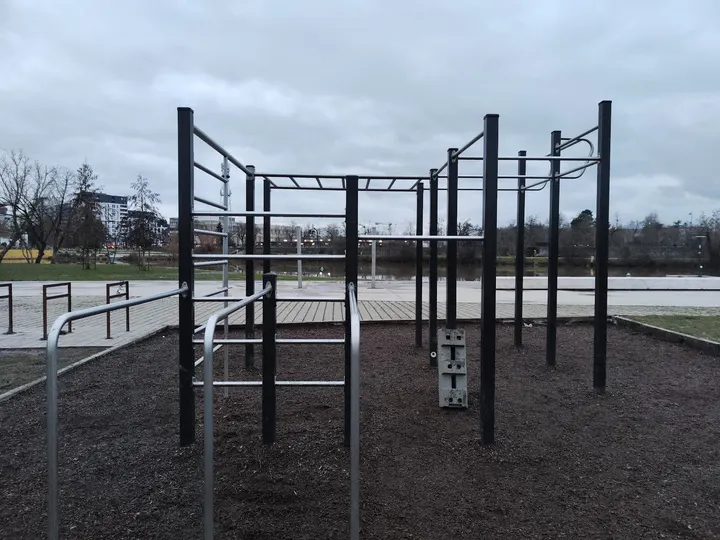 Parc de street workout — salle de fitness-studio à Plaine de Baud, Rennes — 2