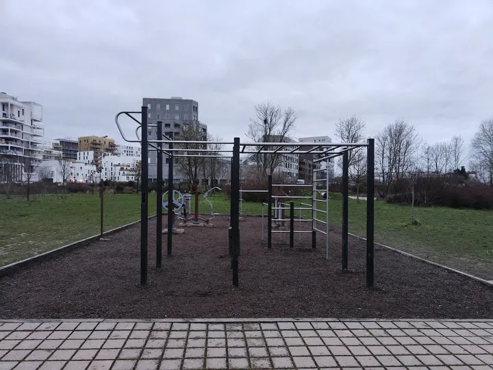 Parc de street workout — salle de fitness-studio à Plaine de Baud, Rennes — 3